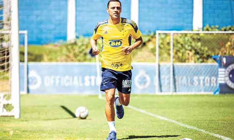 Rmulo, um dos mais experientes do grupo, diz que o time tem a obrigao de vencer a equipe de Patrocnio(foto: Igor Sales/Cruzeiro)