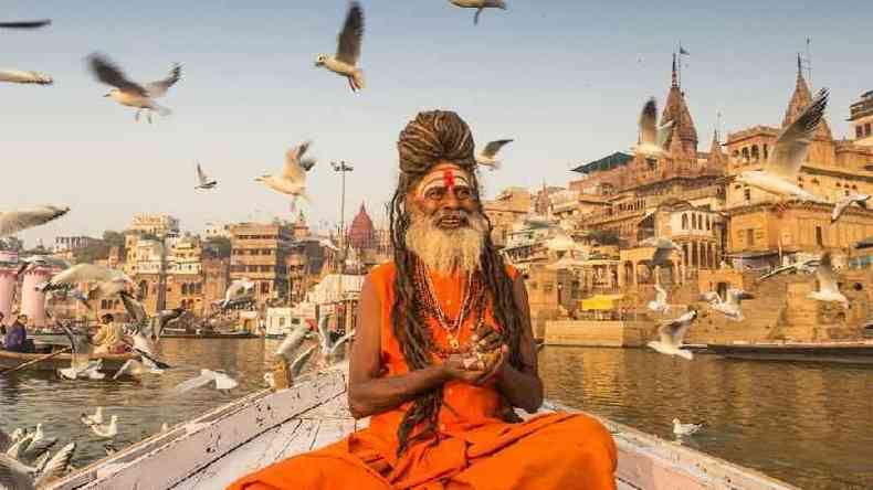 Homem em barco no Rio Ganges em Varanasi