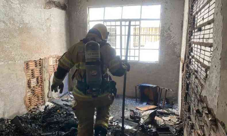 Bombeiros apagam incêndio em esteira de metalúrgica, em Conselheiro Lafaiete, Minas Gerais