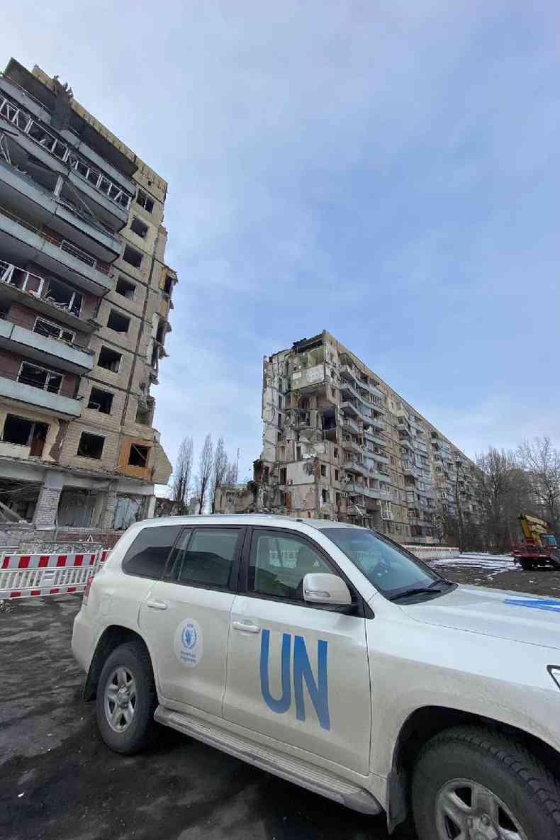 Prdios destrudos e carro da ONU