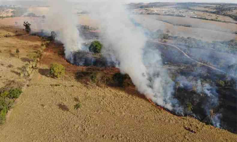 O incêndio se alastrou rapidamente devido a grande extensão da vegetação e porque o local estava seco(foto: Corpo de Bombeiros de Araxá/Divulgação)
