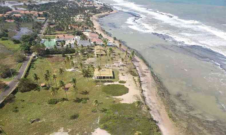 Foto area da Polcia Militar mostra o local do afogamento, que alm de ter muitas pedras  atingido por ondas fortes h vrios dias(foto: Ascom/Graer)