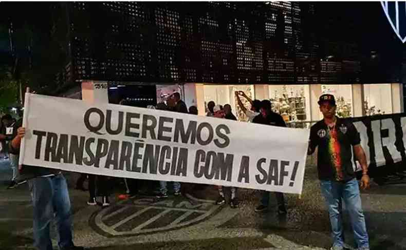 No fim do ano passado, torcedores do Atltico protestaram na porta da sede de Lourdes e pediram transparncia em relao ao processo da SAF 