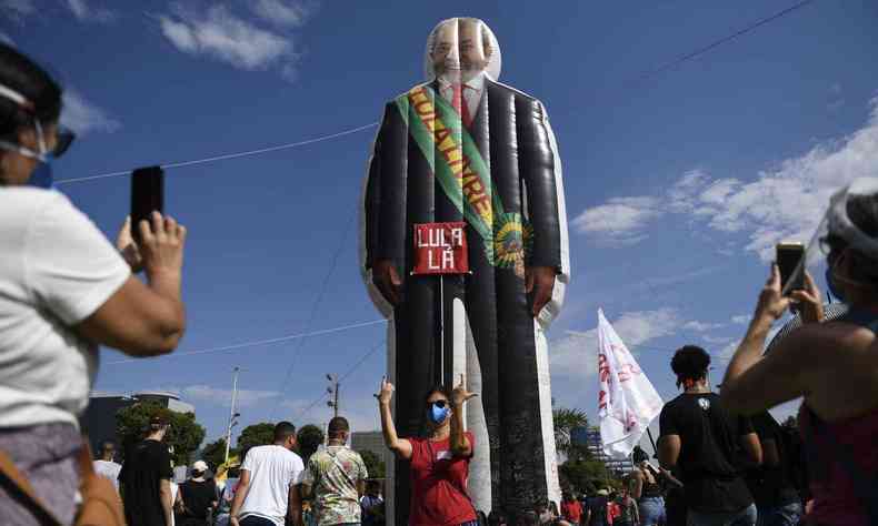 Luiz Inácio Lula da Silva, que pode enfrentar Bolsonaro no próximo pleito presidencial, foi enaltecido(foto: AFP / MAURO PIMENTEL)