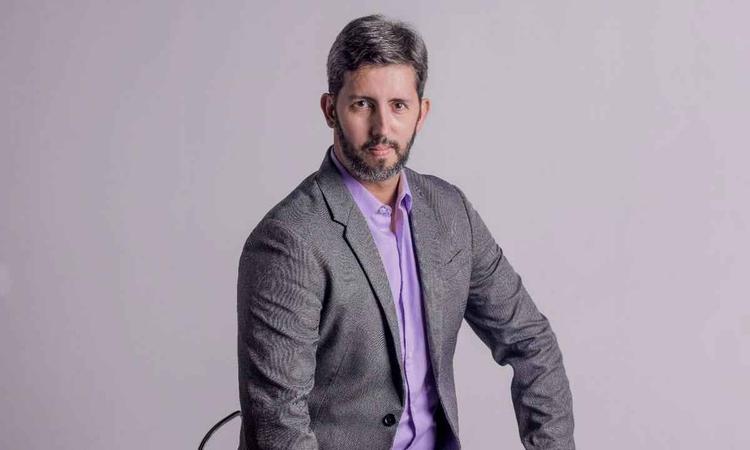 Leandro Grass est sentado e olha para a cmera