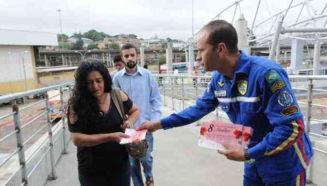 Bim da Ambulncia distribuiu panfletos com poema para mulheres (foto: Gladyston Rodrigues / EM / DA Press)