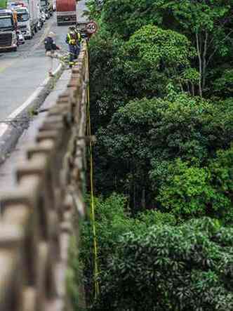 Equipes usam trena para medir altura da queda do nibus(foto: Leandro Couri/EM/DA Press)