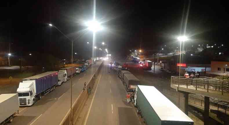 Em Minas, caminhoneiros bloquearam ao menos trs estradas, incluindo a BR-381 na altura de Igarap, na Grande BH
