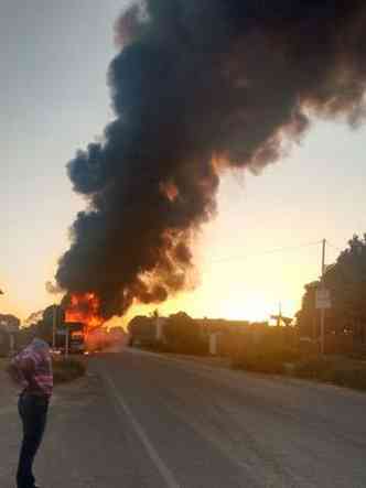 O primeiro coletivo incendiado foi parado na rodovia LMC 432(foto: PMMG/Divulgao)