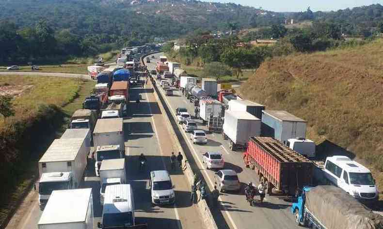 Os caminhoneiros estão fechando estradas, como a BR 262, em Juatuba(foto: Paulo Filgueiras / EM / D.A. Press)
