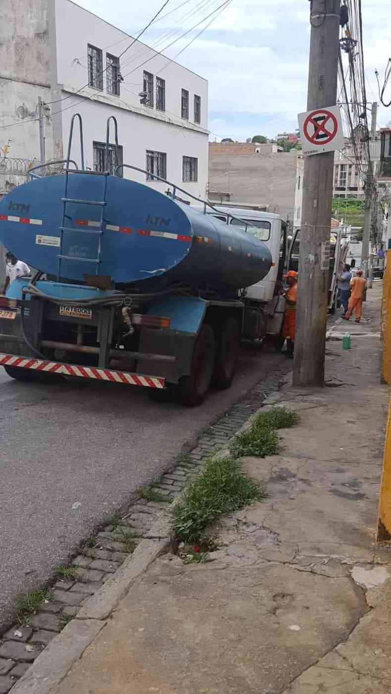Prefeitura limpando a rua na Lagoinha com caminhão pipa