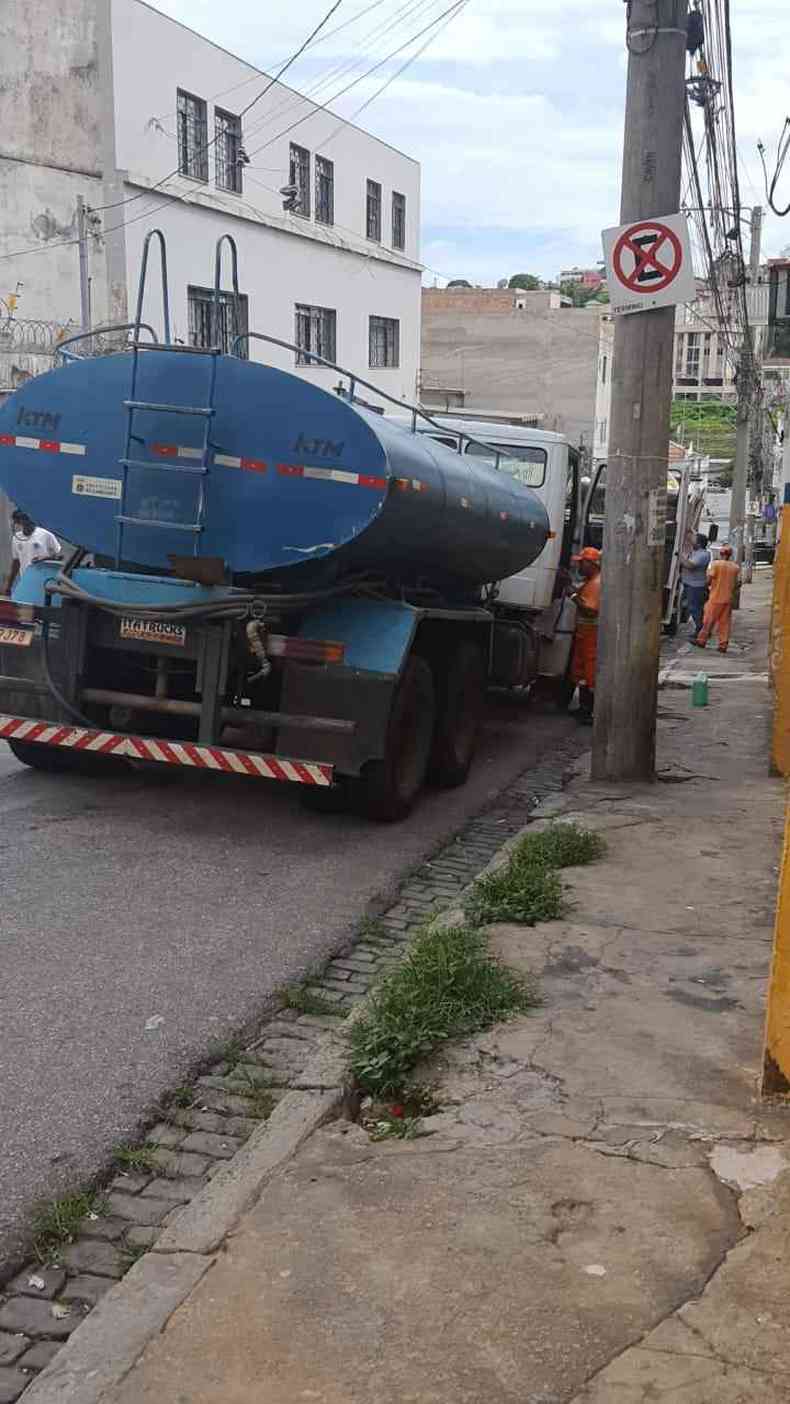 Prefeitura limpando a rua na Lagoinha com caminho pipa