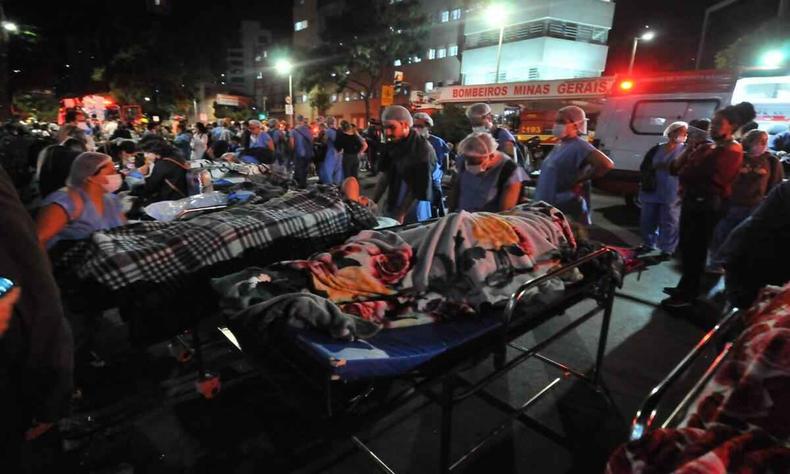 Imagem de pacientes em macas do lado de fora da Santa Casa 