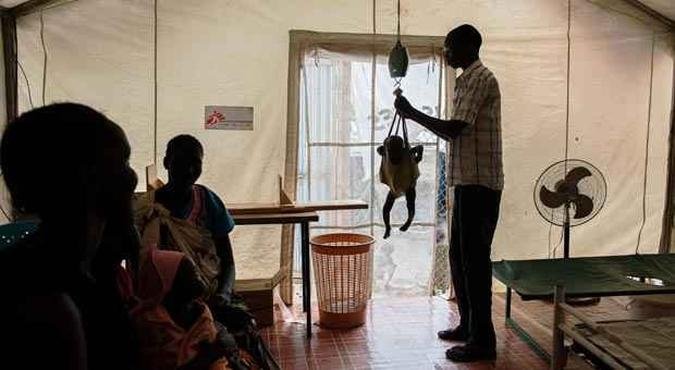 Doutor dos M�dicos sem Fronteiras pesa crian�a desnutrida em instala��o provis�ria. Pa�s est� perto do colapso(foto: CHARLES LOMODONG /AFP)