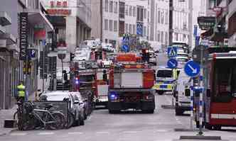 Equipes de emergncia atendem vtimas no local do atropelamento em Estocolmo(foto: AFP PHOTO/Jonathan NACKSTRAND)