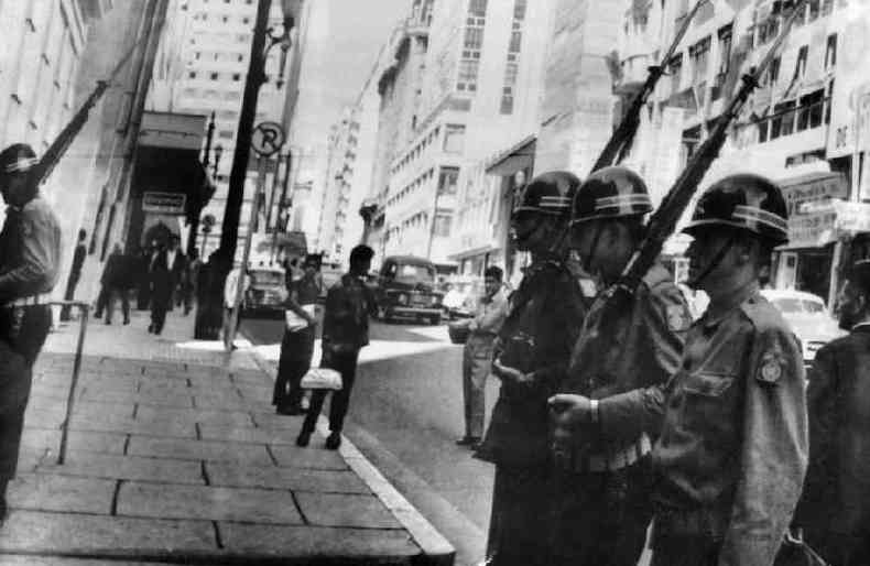 Soldados brasileiros patrulham as ruas de So Paulo em 3 de abril de 1964, aps o golpe militar que levou  derrubada do presidente Joo Goulart por membros das Foras Armadas Brasileiras