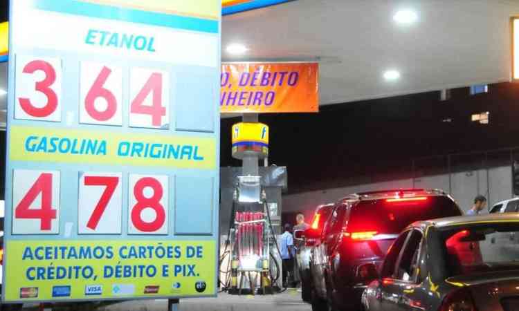 Posto cobrando R$ 4,78 e R$ 3,64 sobre combustveis
