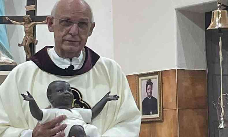 Padre Jlio Lancellotti segura escultura de menino Jesus negro