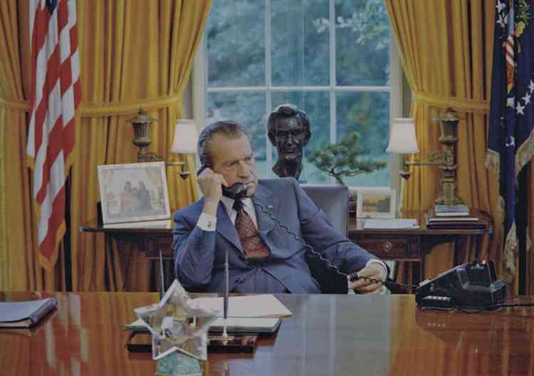 Richard Nixon, ento presidente dos EUA, fala ao telefone

