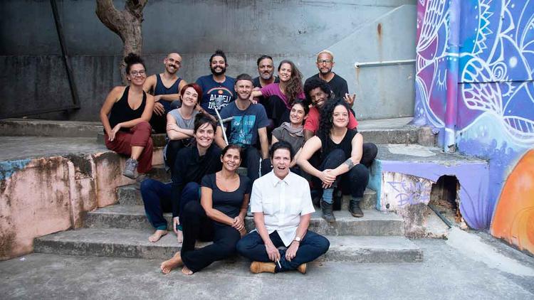 Dudude Herrmann (de branco) e os artistas do projeto LAB In Vento sorriem para a cmera
