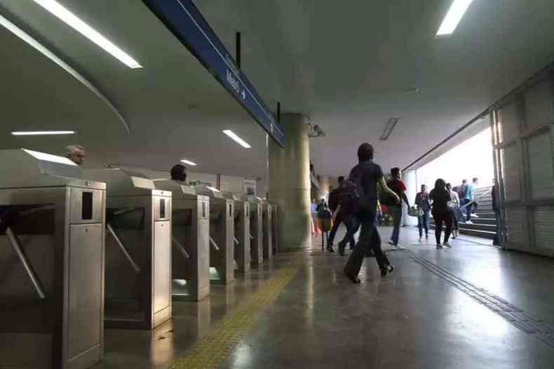Pessoas transitam por estao de metr em Belo Horizonte com luz do dia na lateral