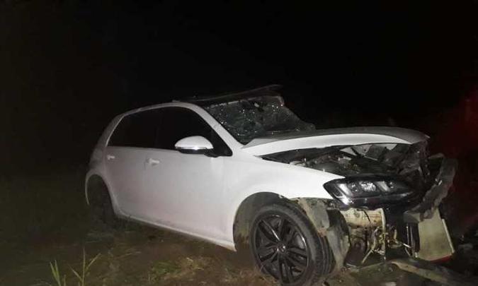 Golf atingido pela caminhonete ficou destruído. Três pessoas foram socorridas para um Pronto-Socorro em Mantena (foto: Reprodução/ Whatsapp/ Divulgação ) Golf atingido pela caminhonete ficou destruído. Três pessoas foram socorridas para um Pronto-Socorro em Mantena (foto: Reprodução/ Whatsapp/ Divulgação )