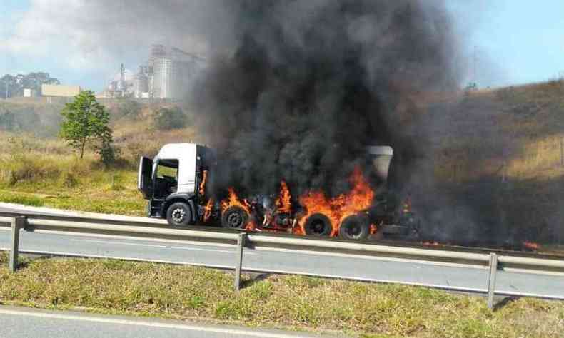 As chamas se espalharam rapidamente pelo caminhão-tanque(foto: WhatsApp/Reprodução)
