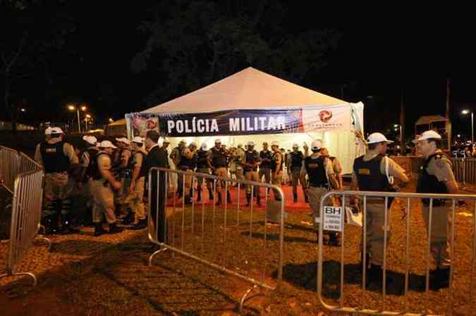 Para a festa na Pampulha, esto empenhados 120 brigadistas e 380 policiais militares(foto: Jair Amaral/EM/D.A/Press)