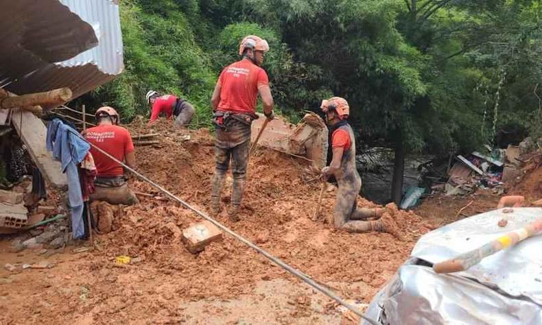 Em meio a lama, bombeiros buscam por menino desaparecido em Antnio Dias