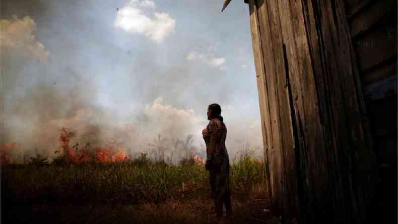 Moradora observa queimada perto de sua casa em Porto Velho, Rondnia; vice-presidente diz que incndios florestais vistos atualmente na Amaznia so em reas j desmatadas anteriormente(foto: REUTERS/Ueslei Marcelino)
