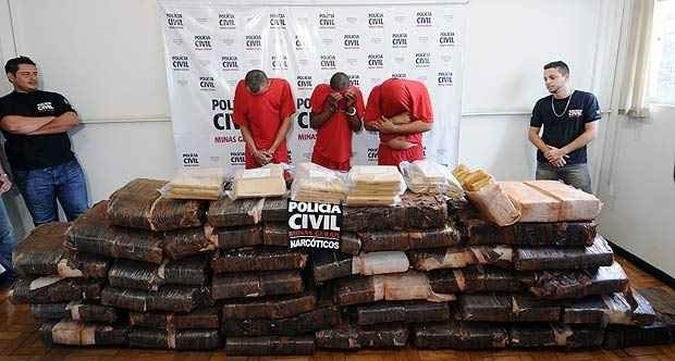 Droga estava escondida dentro de um fundo falso do imóvel(foto: Gladyston Rodrigues/EM/D.A.Press) Droga estava escondida dentro de um fundo falso do imóvel(foto: Gladyston Rodrigues/EM/D.A.Press)