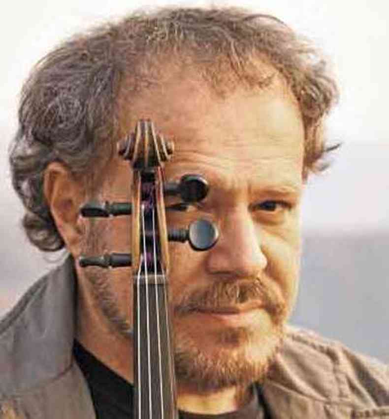 o compositor marcus viana olha para a cmera com o brao de seu violino sobre o rosto 