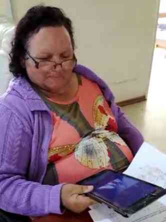 Carmen Novais de Abreu, de 75 anos, recebeu um vdeo com sua cano preferida(foto: Reproduo/ Vdeo)
