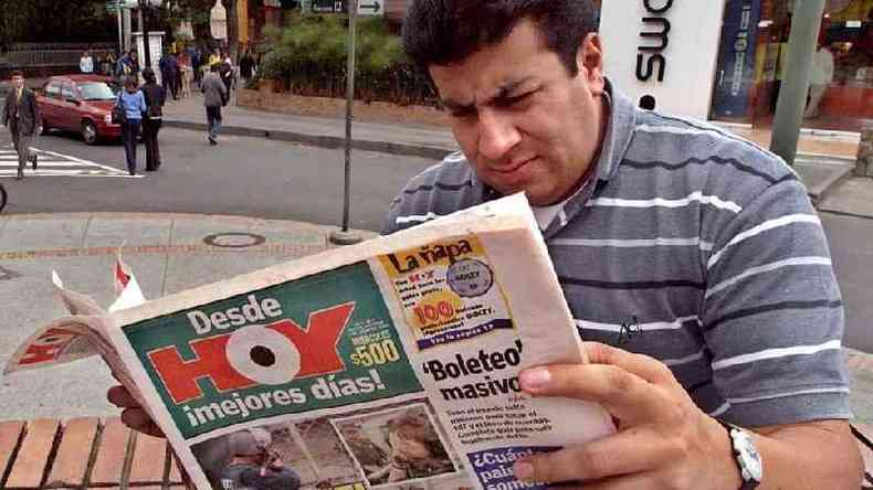 Homem lendo jornal