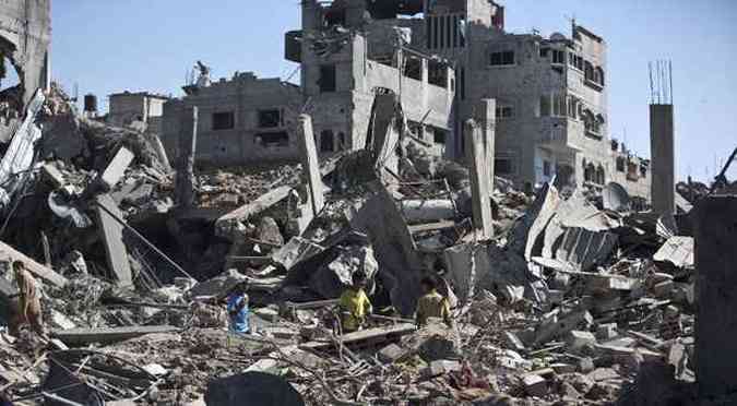 Os cerca de 6.000 feridos tambm so principalmente civis. O Hamas desaconselhou os deslocados pelo conflito - mais de 160.000, segundo a ONU - a se aproximar dos imveis bombardeados e das zonas de combate pela possvel presena de artefatos(foto: MAHMUD HAMS / AFP)