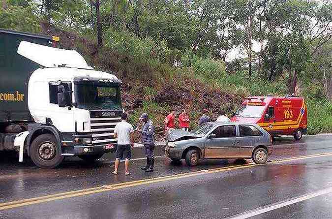 O motorista da carreta afirmou que perdeu o controle do veculo em uma curva(foto: Corpo de Bombeiros/Divulgao)