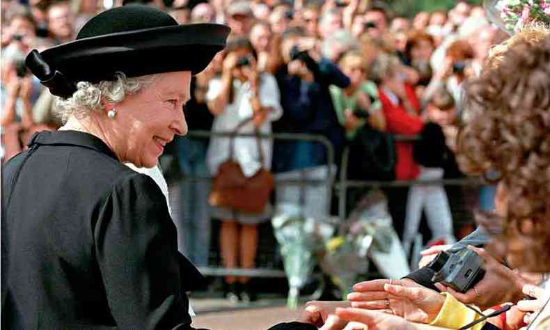 Documentrio Elizabeth II: Segredos da monarquia britnica  considerado verso no fico de The crown (foto: adrian Dennis/ National Geographic)