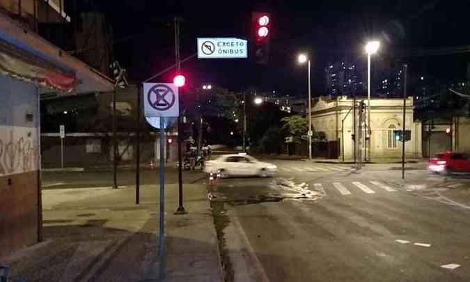 Segundo a PM, motorista desrespeitou placa na Avenida Oiapoque, que probe converso de carros (foto: Reproduo/TV Alterosa)