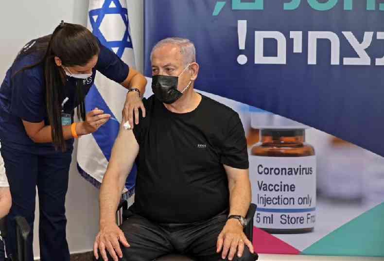 O ex-primeiro-ministro de Israel Benjamin Netanyahu recebe uma terceira dose do imunizante Pfizer/BioNTech em Tel Aviv, em 30 de julho de 2021 ( AFP / Emmanuel Dunand)