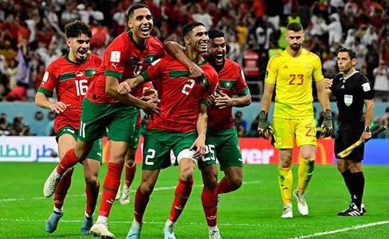 Jogadores de Marrocos comemoram classificao sobre a Espanha