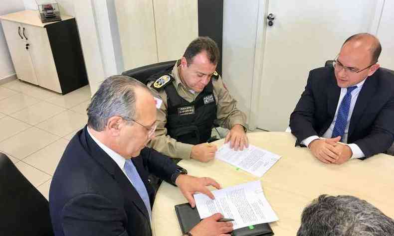 Convnio teve assinatura do comandante-geral da PM em Minas e de representantes dos bancos(foto: Polcia Militar/Divulgao)