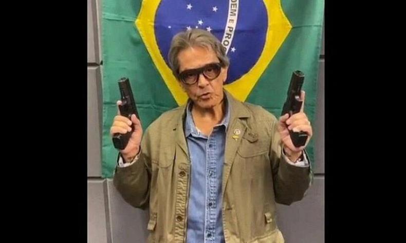 Na casa de Jefferson, a PF apreendeu fuzis, mais de 7.000 munições e até armas de brinquedo (foto: Redes Sociais/Reprodução) Roberto Jefferson mostra armas