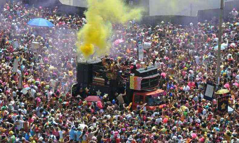 Praa da Estao lotada de folies durante o Carnaval de Belo Horizonte