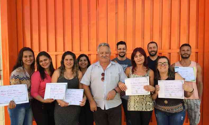 Equipe da Cia do Terno recebe certificado de treinamento(foto: Arquivo Pessoal)