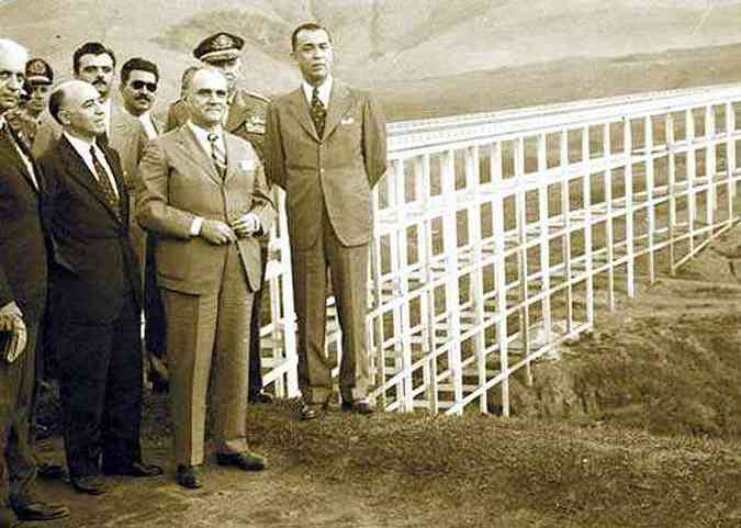 Juscelino Kubitschek (D) e Bias Fortes (C), ento governador de Minas, com o Viaduto das Almas ao fundo(foto: Arquivo O Cruzeiro/EM/D.A.Press)
