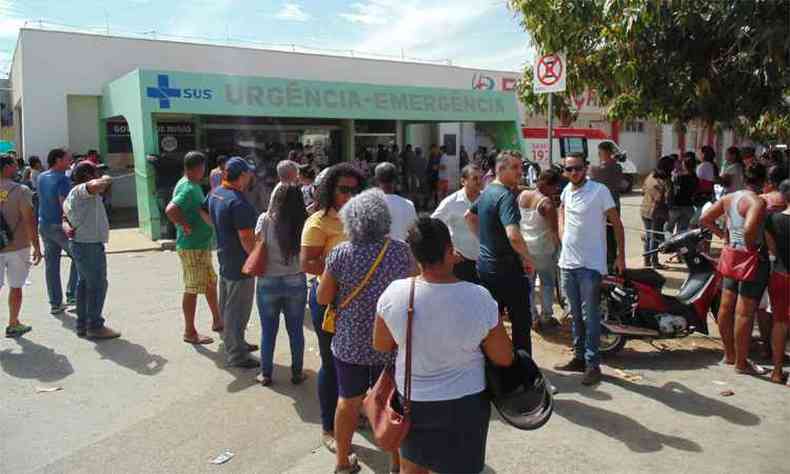 Ainda diante da perplexidade provocada pelo massacre, moradores se aglomeraram em rente a hospital em busca de notcias(foto: Luiz Ribeiro/EM/DA Press)
