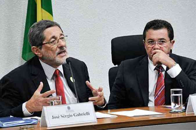 Srgio Gabrielli (E), observado pelo senador Vital do Rgo,  ouvido na CPI do Senado que apura denncias de irregularidades na estatal(foto: Geraldo Magela/Agncia Senado)