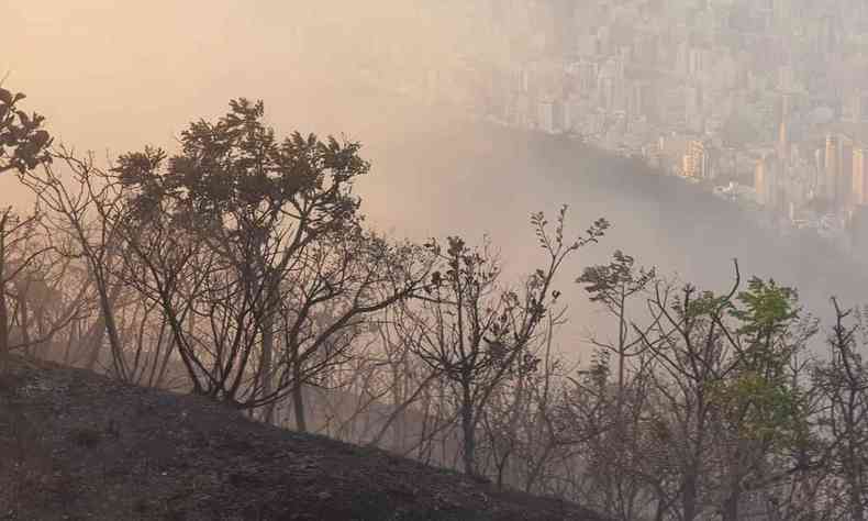 Vista no cair da noite mostra parte da Serra do Curral coberta de fumaa em decorrncia de um incndio