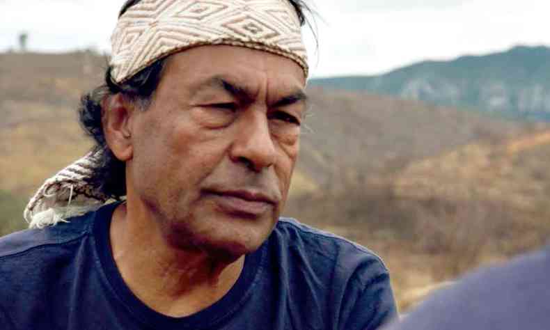 Líder indígena e escritor Ailton Krenak olha para a câmera em cena do documentário Lavra 