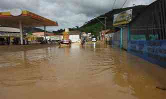 Em Mantena, 122 milmetros de precipitao concentrados em apenas quatro horas provocaram inundaes em vrios pontos, romperam adutora e espalharam medo e prejuzo entre moradores e comerciantes(foto: Coordenadoria de Defesa Civil de Mantena/Divulgao)